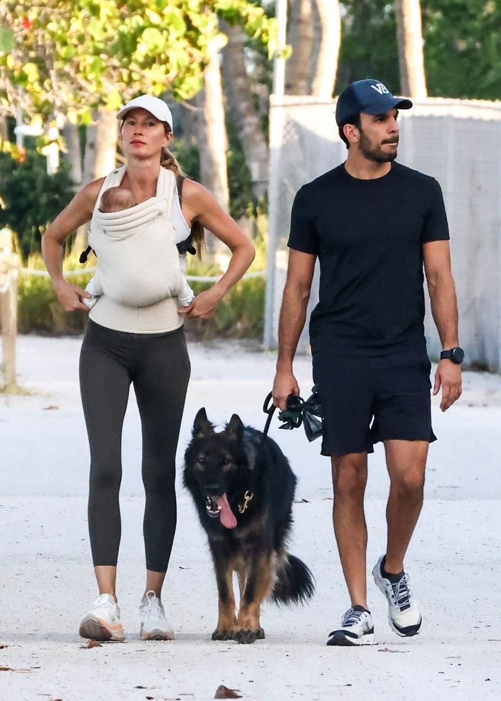 Gisele Bündchen na rodzinnym spacerze 