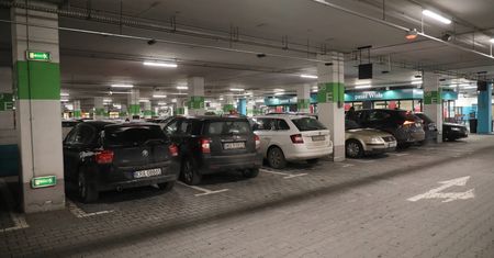Klienci galerii w Rzeszowie ostrzegają: wlepiają mandaty zanim zdążysz dojść do parkomatu