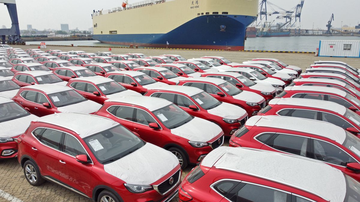 YANTAI, CHINA - APRIL 17, 2022 - A large number of vehicles for export goods are waiting to be loaded in Yantai Port, East China's Shandong Province, April 17, 2022. Chinese auto companies exported 582,000 units in the january-March period, up 58.3 percent year on year, according to data released by the China Association of Automobile Manufacturers. By vehicle type, 452,000 passenger cars were exported, up 61.9% year on year. Commercial vehicle exports totaled 130,000 units, up 47.2% year on year. (Photo credit should read Costfoto/Future Publishing via Getty Images)