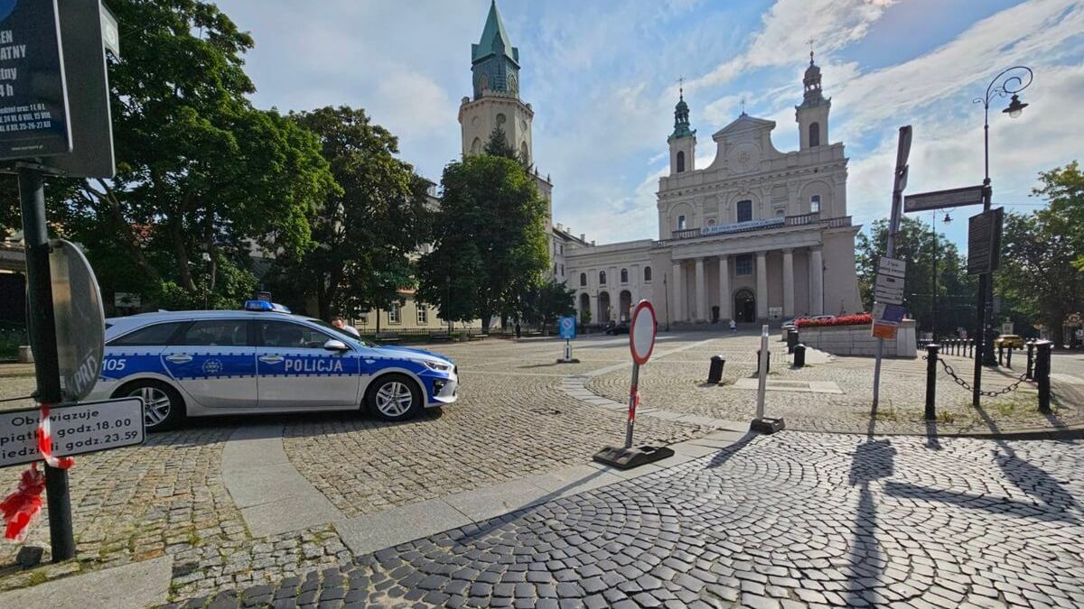 Zamknięty parking przed Archikatedrą Lubelską
