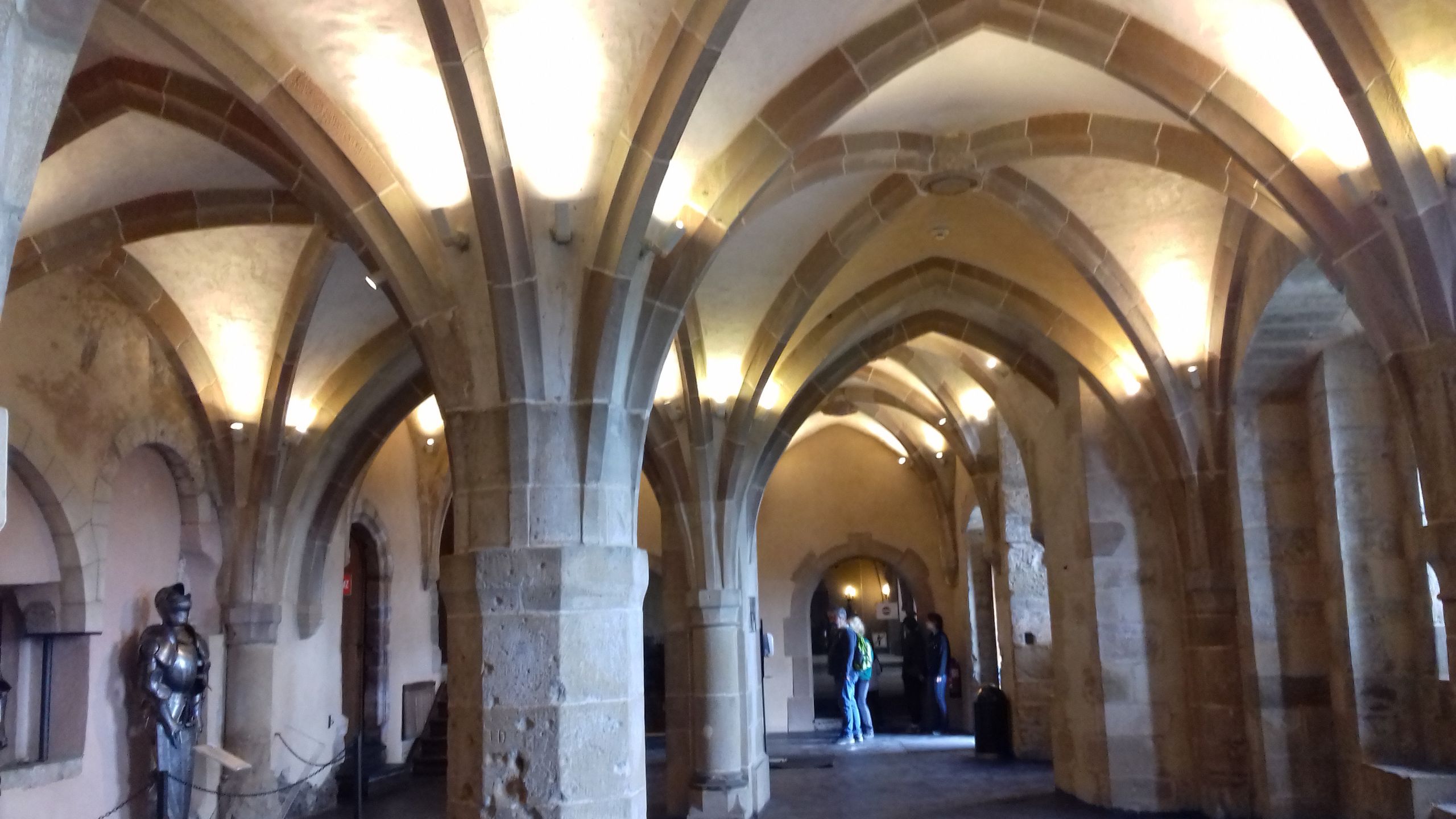 Zamek górujący nad Vianden  zrobi wrażenie zarówno z zewnątrz, jak i w środku