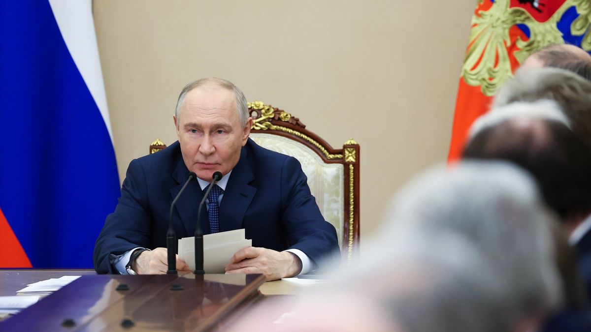 Russian President Putin attends AI technology development meeting
epa12882047 Russian President Vladimir Putin holds a meeting on the development of artificial intelligence technologies at the Kremlin in Moscow, Russia, late 10 April 2026 (issued 11 April 2026).  EPA/ALEXANDER KAZAKOV/SPUTNIK/KREMLIN POOL MANDATORY CREDIT 
Dostawca: PAP/EPA.
ALEXANDER KAZAKOV/SPUTNIK/KREMLIN POOL
putin, meeting, flags, AI, technology, artificial intelligence