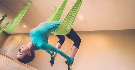Aerial joga – ćwiczenia w hamaku