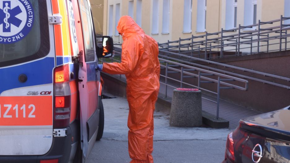 - Trudno określić, jaką liczbę testów wykonujemy tym samym osobom - mówi ratowniczka.
