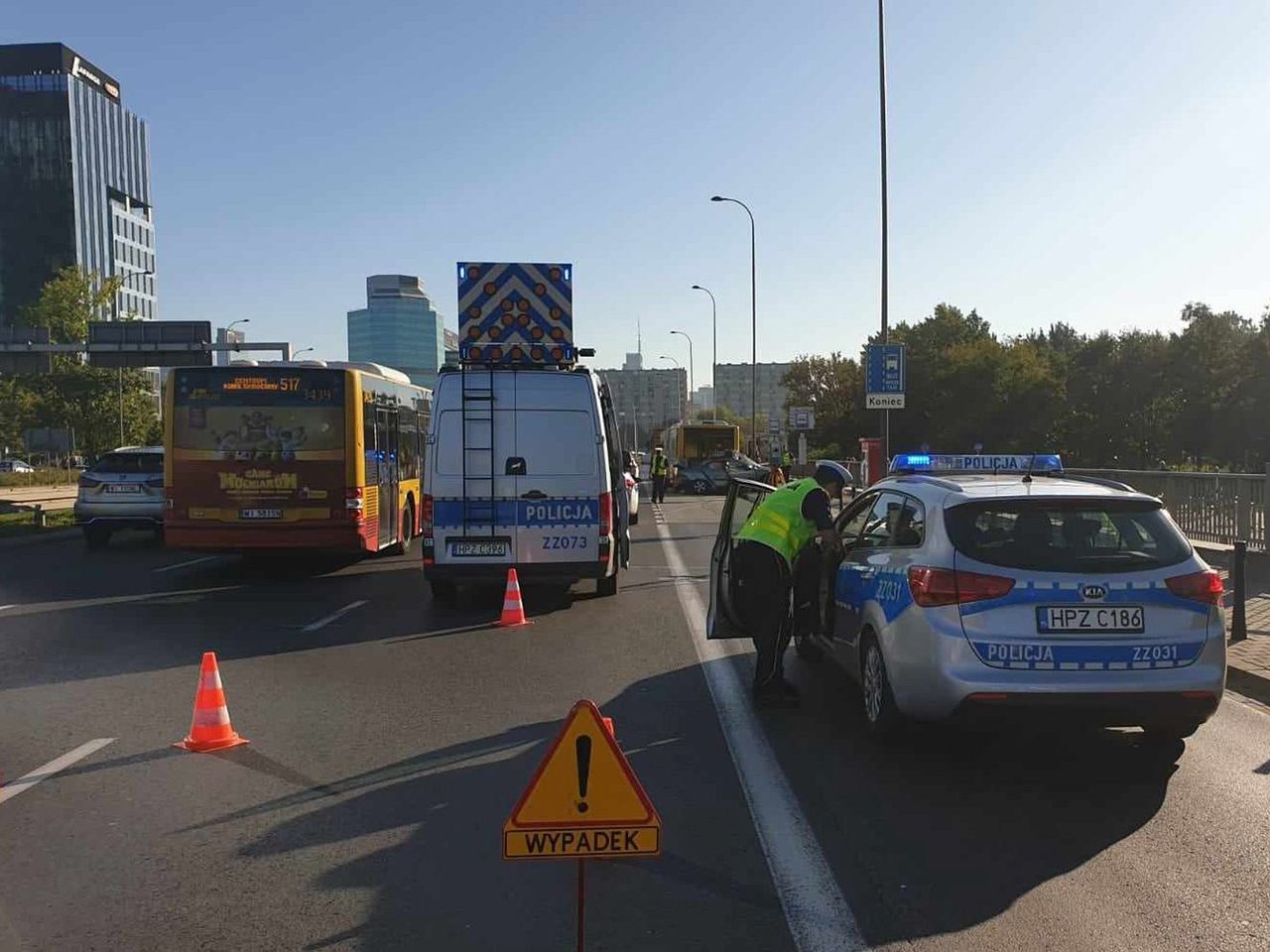 Wypadek miejskiego autobusu w Warszawie. Zginęła jedna osoba