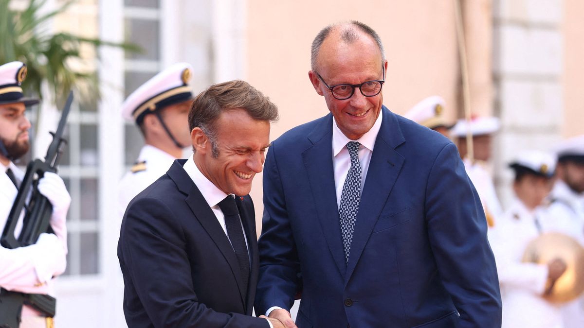 French-German ministerial meeting in Toulon
epa12332687 French President Emmanuel Macron (L) welcomes German Chancellor Friedrich Merz (R) before a Franco-German cabinet meeting in the southern port city of Toulon, France, 29 August 2025. This the first Franco-German Council of Ministers since German Chancellor Friedrich Merz took office.  EPA/MANON CRUZ / POOL  MAXPPP OUT 
Dostawca: PAP/EPA.
MANON CRUZ / POOL
ministers, meeting, France-Germany, cabinet
