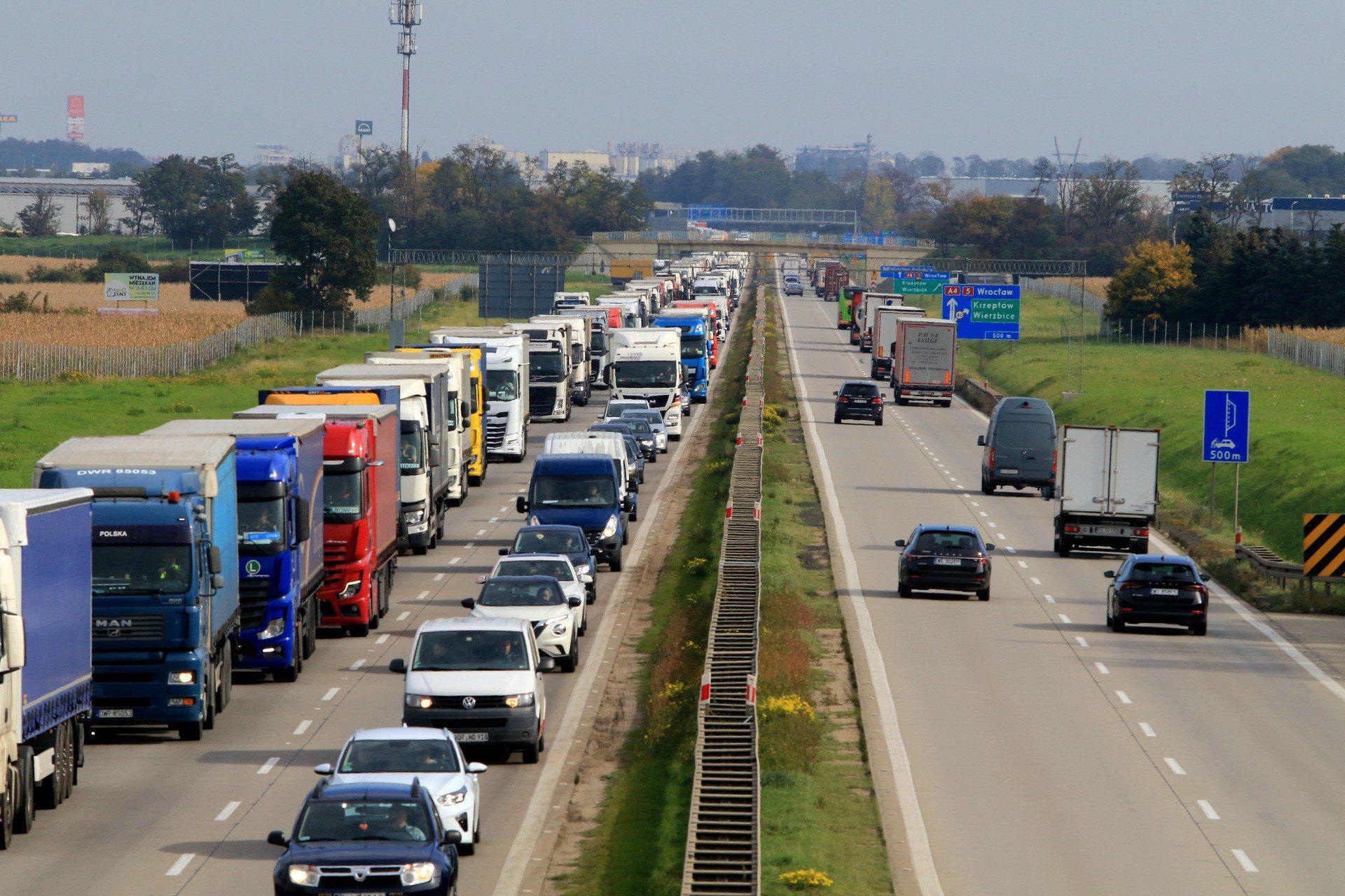 Ogromy korek na autostradzie A4 pod Wrocławiem. Straż usuwa długą plamę oleju