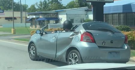 Bez dachu i szyby, ale z kaskiem. Yaris speedster w wersji "zrób to sam"