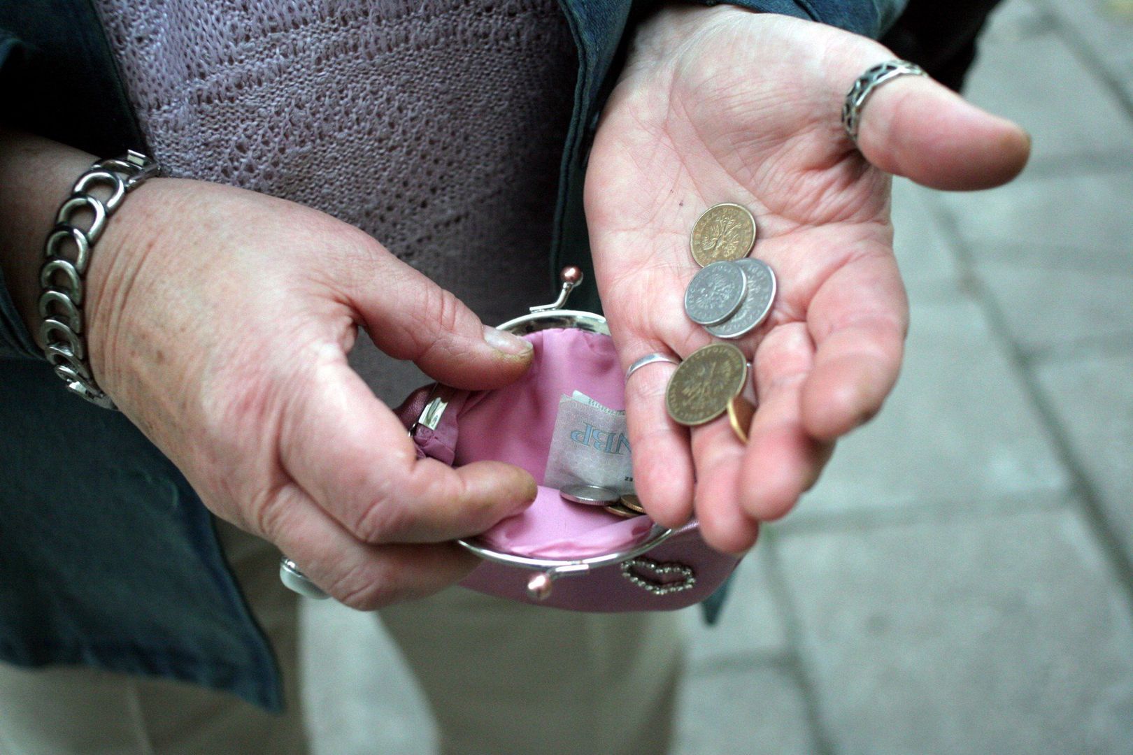 &#34;Czternastki&#34; do progu dochodowego (2900 zł brutto) wynoszą tyle, ile emerytura minimalna. W 2025 roku jest to 1878,91 zł brutto. Powyżej progu 2900 zł brutto &#34;czternastki&#34; pomniejszane są na zasadzie &#34;złotówka za złotówkę&#34;. Czternasta emerytura pomniejszana jest o podatek dochodowy od osób fizycznych oraz składkę zdrowotną.