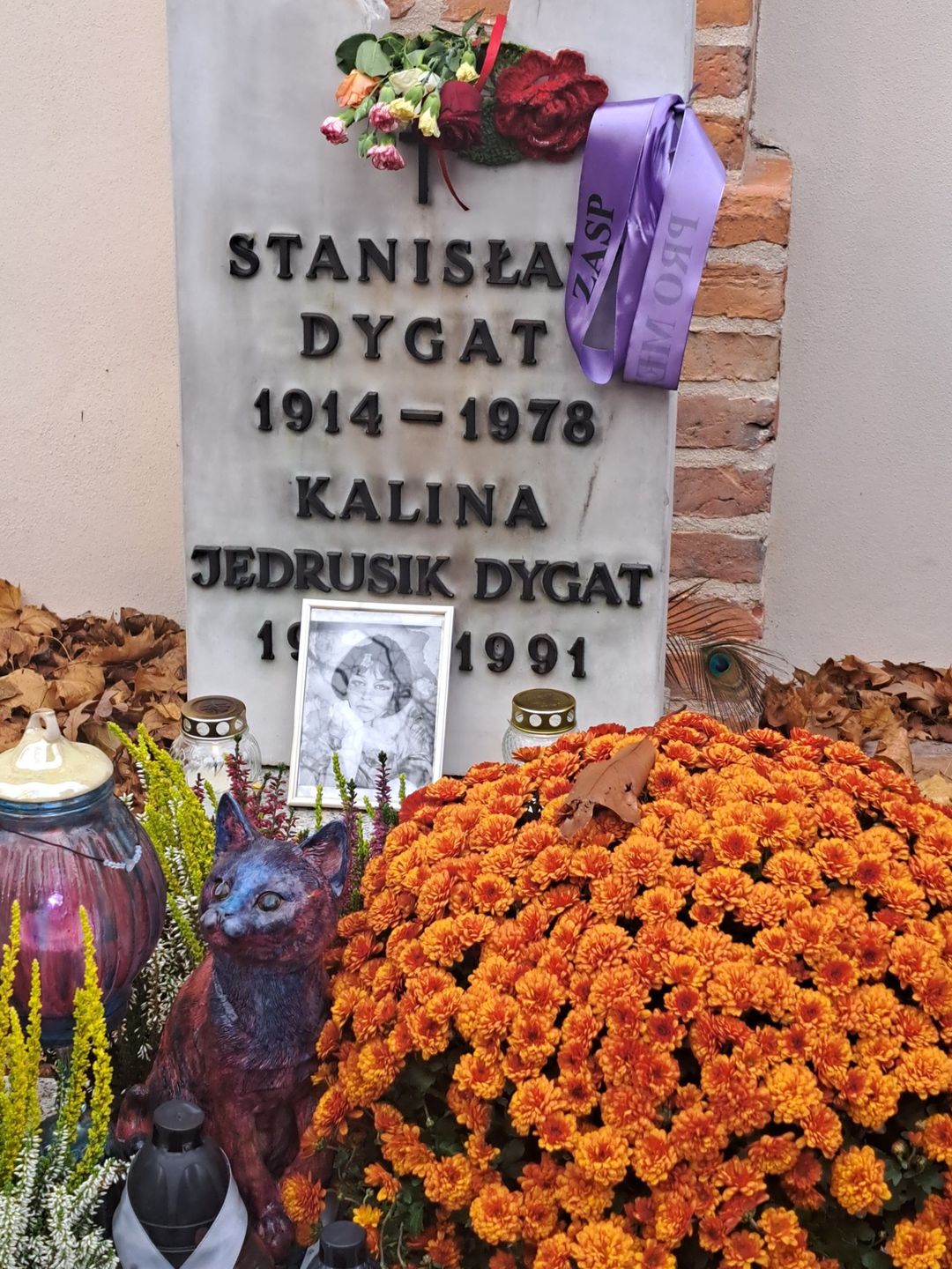 Na grobie Kaliny Jędrusik znajduje się znicz w kształcie kota.