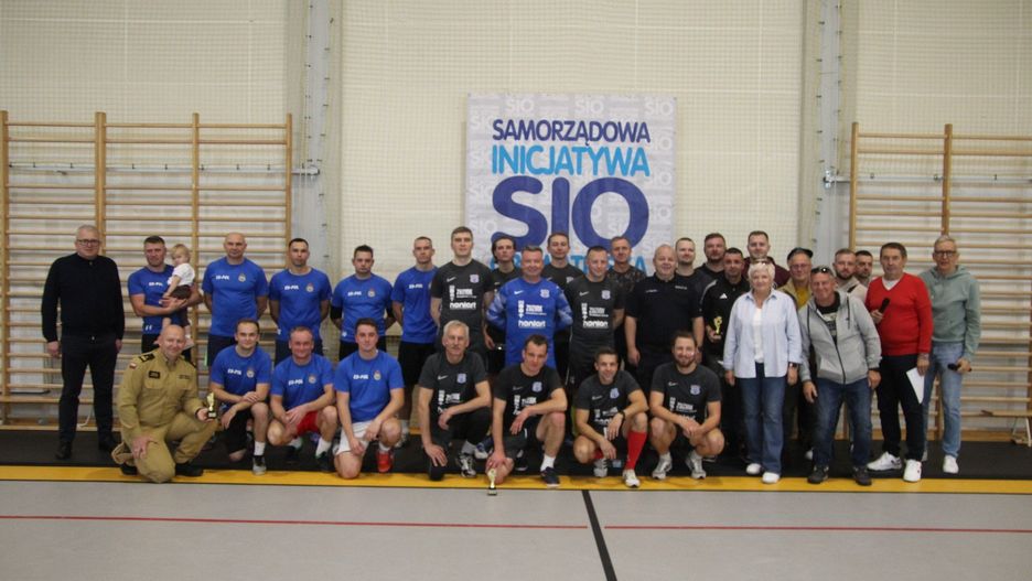 Policjanci, strażacy oraz samorządowcy spotkali się na hali, by rozegrać serię meczów w samach X Memoriału ks. Teodora Kaczmarka