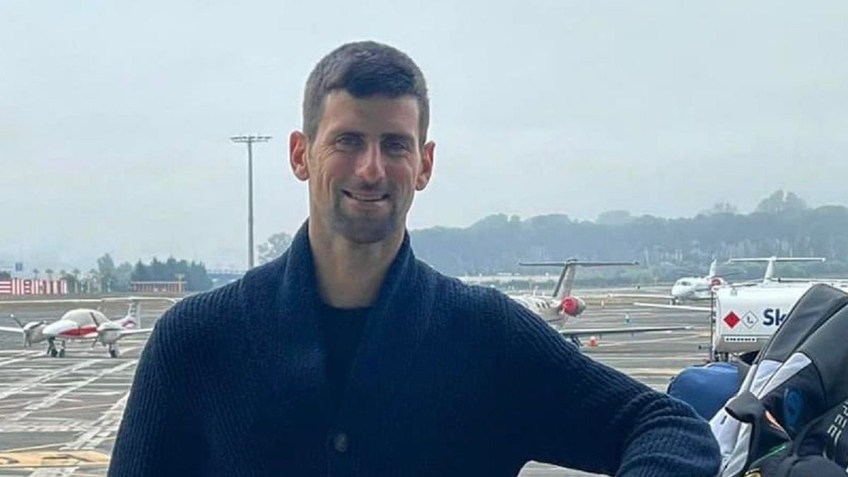 Novak Djoković w drodze na jeden z turniejów