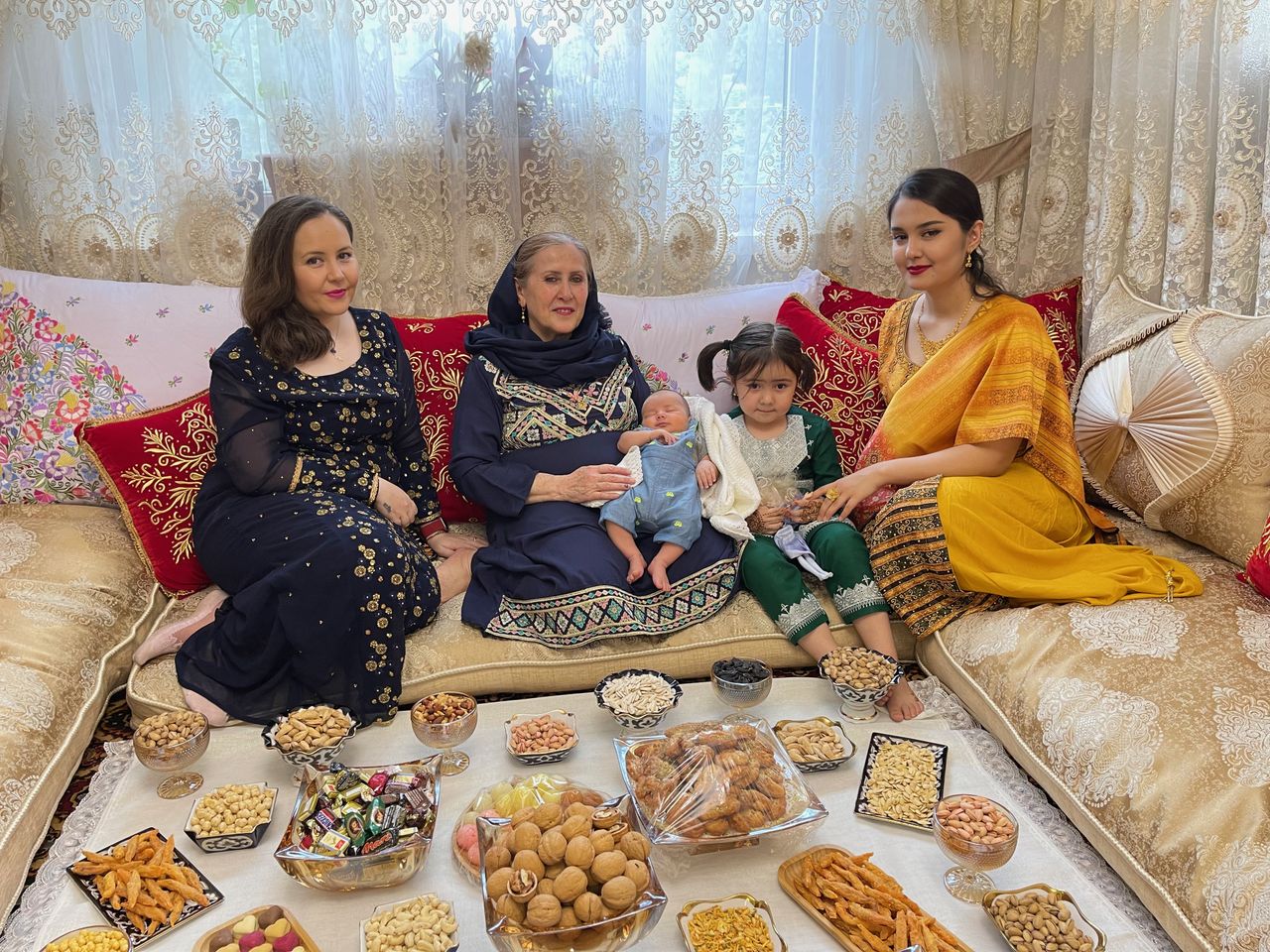 Frishta z mamą, pedagożką Zakiją Kargar, Smyrną i Marsem (wkrótce po urodzeniu) oraz Sahar, czyli swoją szwagierką, nowo poślubioną żoną Baktasha