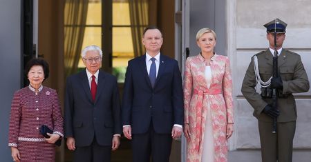 Agata Duda w łososiowym płaszczu wita Pierwszą Damę Singapuru (ZDJĘCIA)