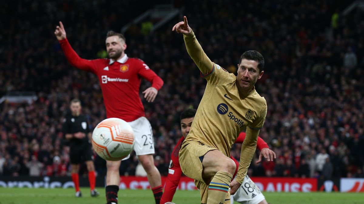 Robert Lewandowski of Barcelona reacts during the UEFA Europa League play-off, 2nd leg match between Manchester United and FC Barcelona in Manchester, Britain, 23 February 2023. Manchester United won 2-1 and knocked Barcelona out of the competition. EPA/Adam Vaughan Dostawca: PAP/EPA.