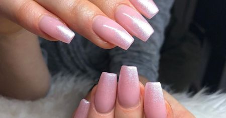 "Frosted nails". Najmodniejsze paznokcie na styczeń 2024