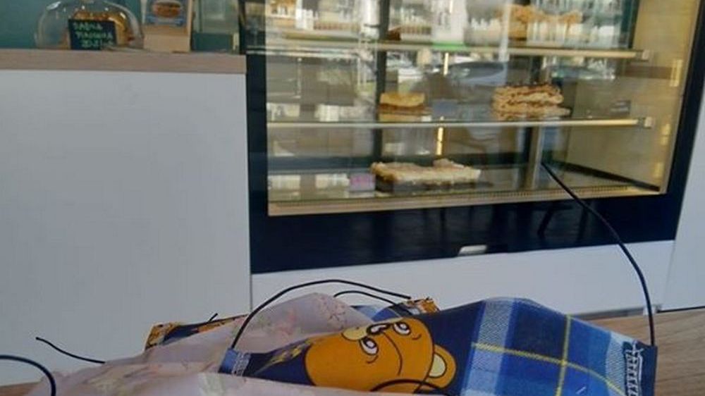 Wrocławska cukiernia rozdaje bawełniane maseczki do zakupionych słodyczy.  