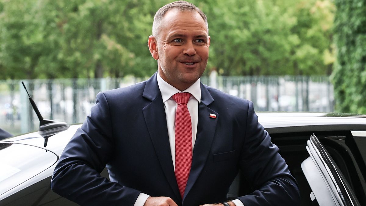 Polish President Karol Nawrocki arrives for a meeting with German Chancellor Friedrich Merz(not pictured) at the Chancellery in Berlin, Germany, 16 September 2025. EPA/FILIP SINGER Dostawca: PAP/EPA.
