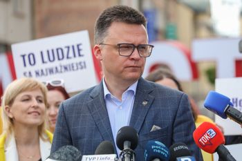 Hołownia uderza w Trzaskowskiego ws. NASK. "Karty na stół"