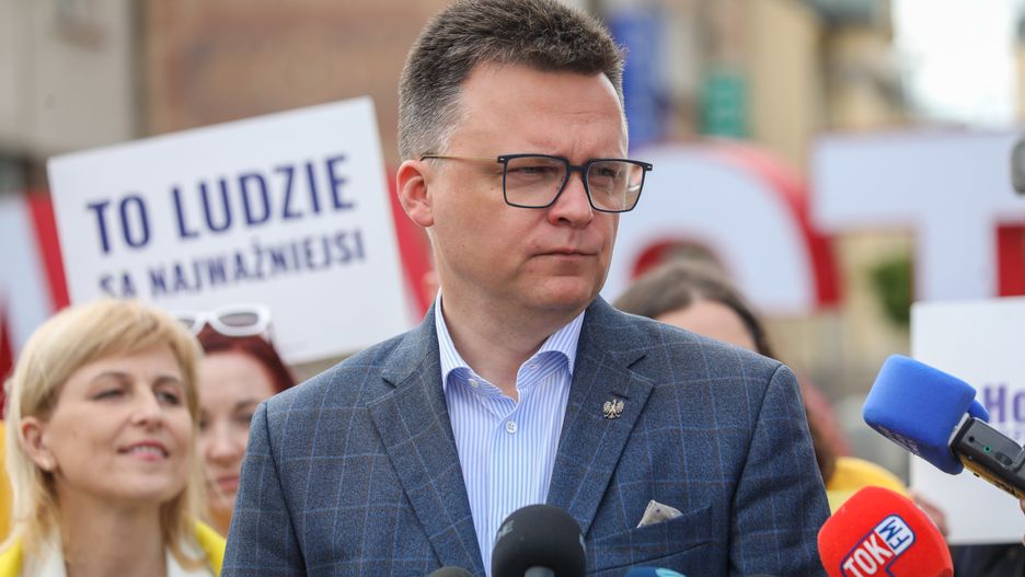 Białystok, 13.05.2025. Wybory Prezydenta RP 2025 - kampania. Kandydat Trzeciej Drogi w wyborach na fotel prezydenta RP, marszałek Sejmu Szymon Hołownia (C) podczas spotkania wyborczego w Białymstoku, 13 bm. (amb) PAP/Artur Reszko