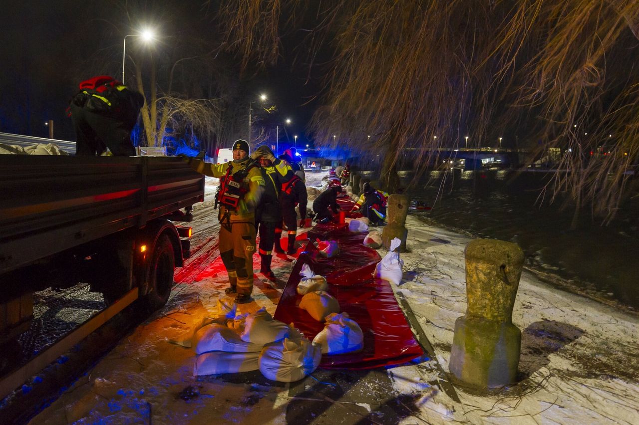 Zagrożenie powodziowe w Elblągu. Specjalne zabezpieczenia na kolejnej ulicy