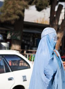Talibowie powracają do przerażającego prawa. Co dalej z kobietami?