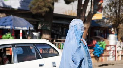 Talibowie powracają do przerażającego prawa. Co dalej z kobietami?