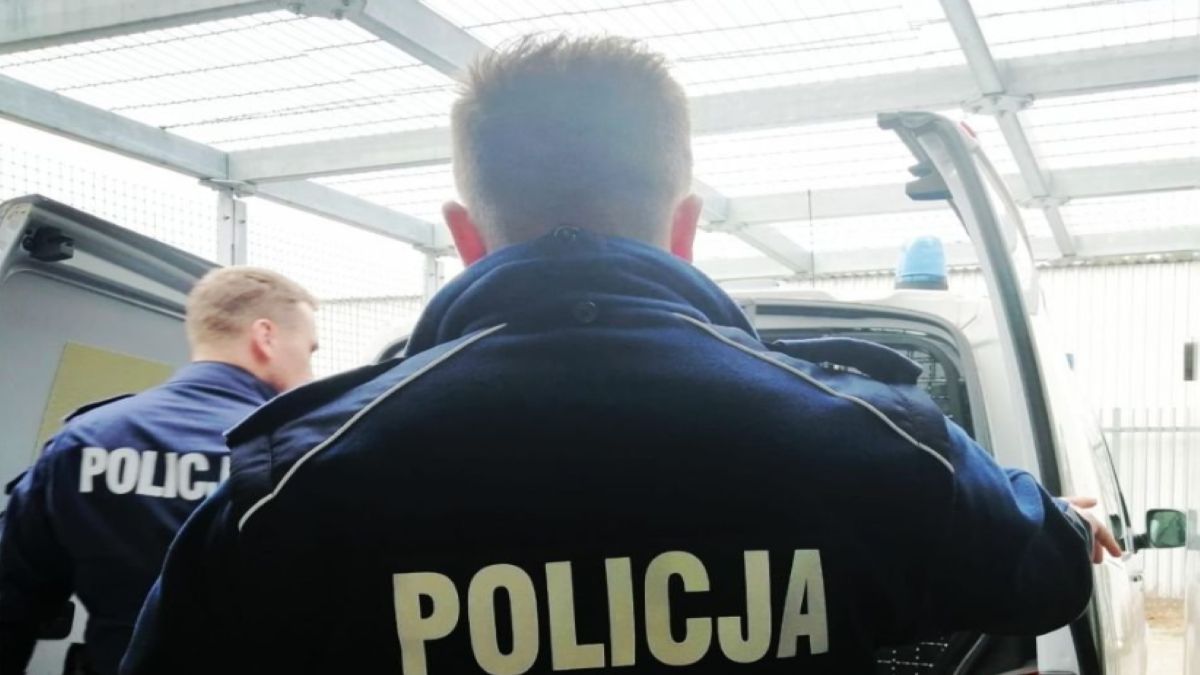 Policjanci natknęli na śpiącego w aucie. Był poszukiwany
