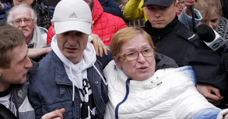 Mama Tomasza Komendy nie widuje wnuka. Znajomy rodziny zdradza