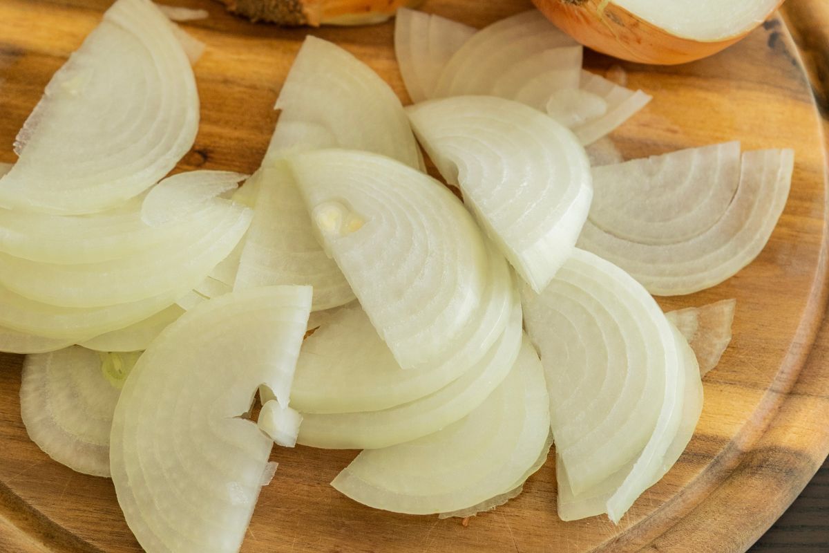 Jesz cebule? Oto jak naprawdę wpływa na organizm