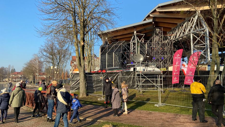 Sylwester Marzeń z Dwójką. Ostatnie przygotowania. Mieszkańcy byli rozżaleni, że teren ogrodzono siatką z folią.
