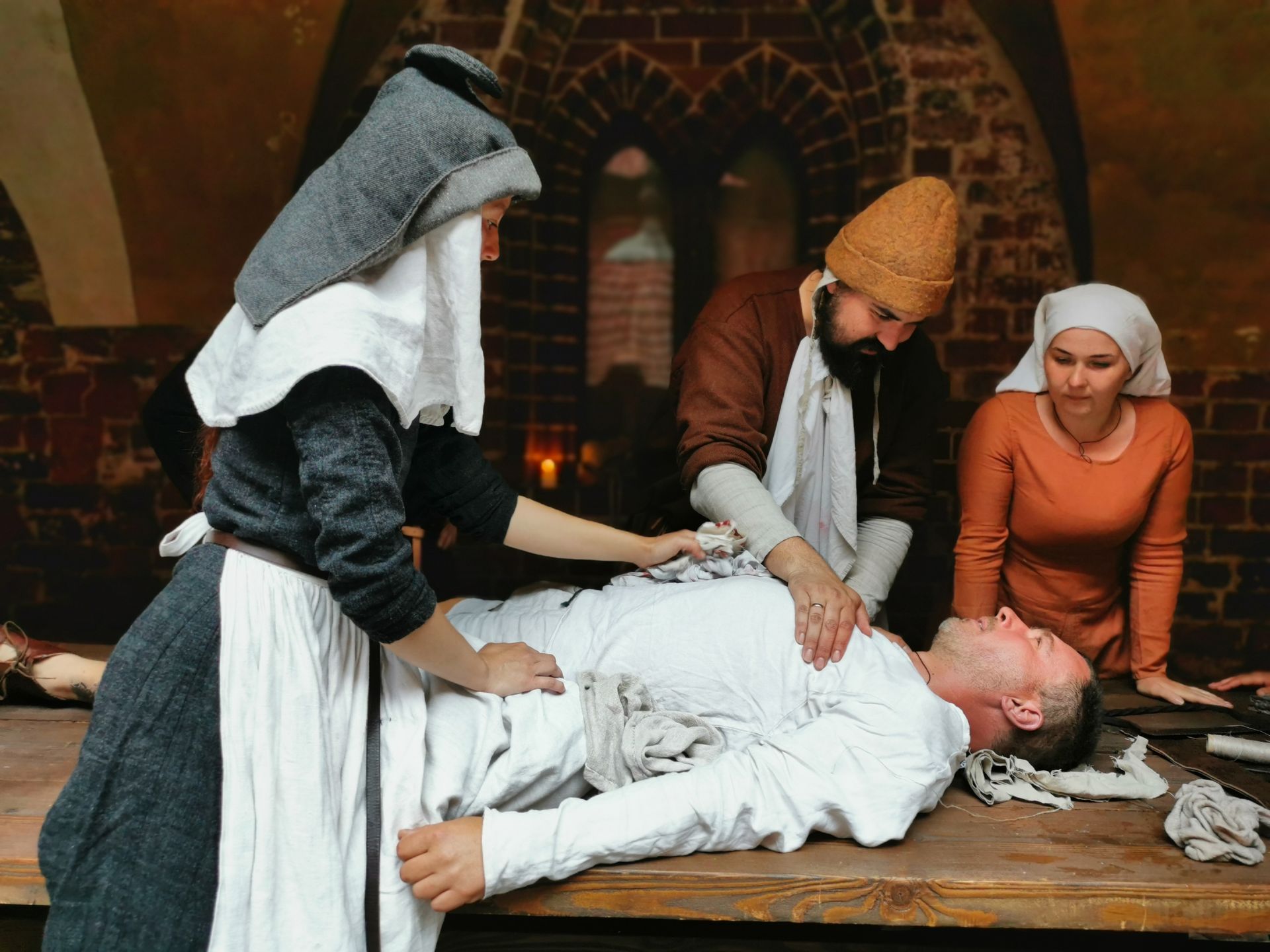 Nocne życie toczy się na zamku jak przed laty