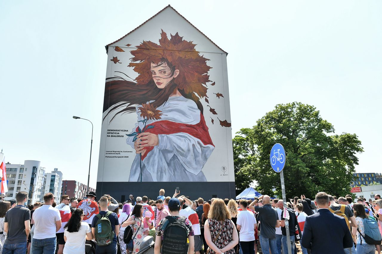 Wrocław. Biało-czerwono-biało pod muralem na Legnickiej. Wyraz wsparcia dla Białorusinów