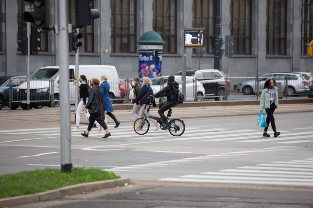 ludzie ulica polska miasto przejście dla pieszych praca społeczeństwo
