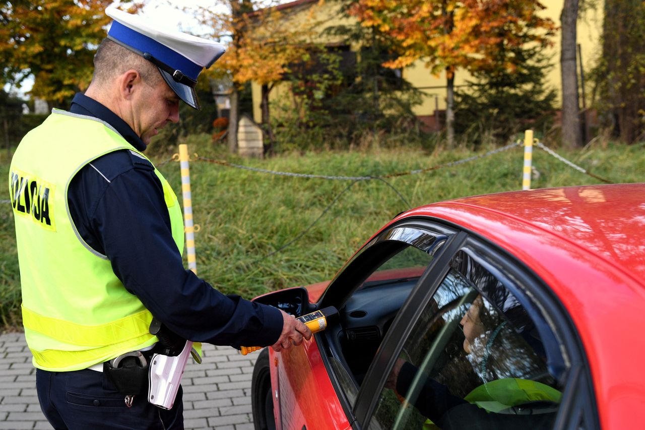 Czy osoba będąca pod wpływem alkoholu może przeparkować samochód na swoim podwórku?