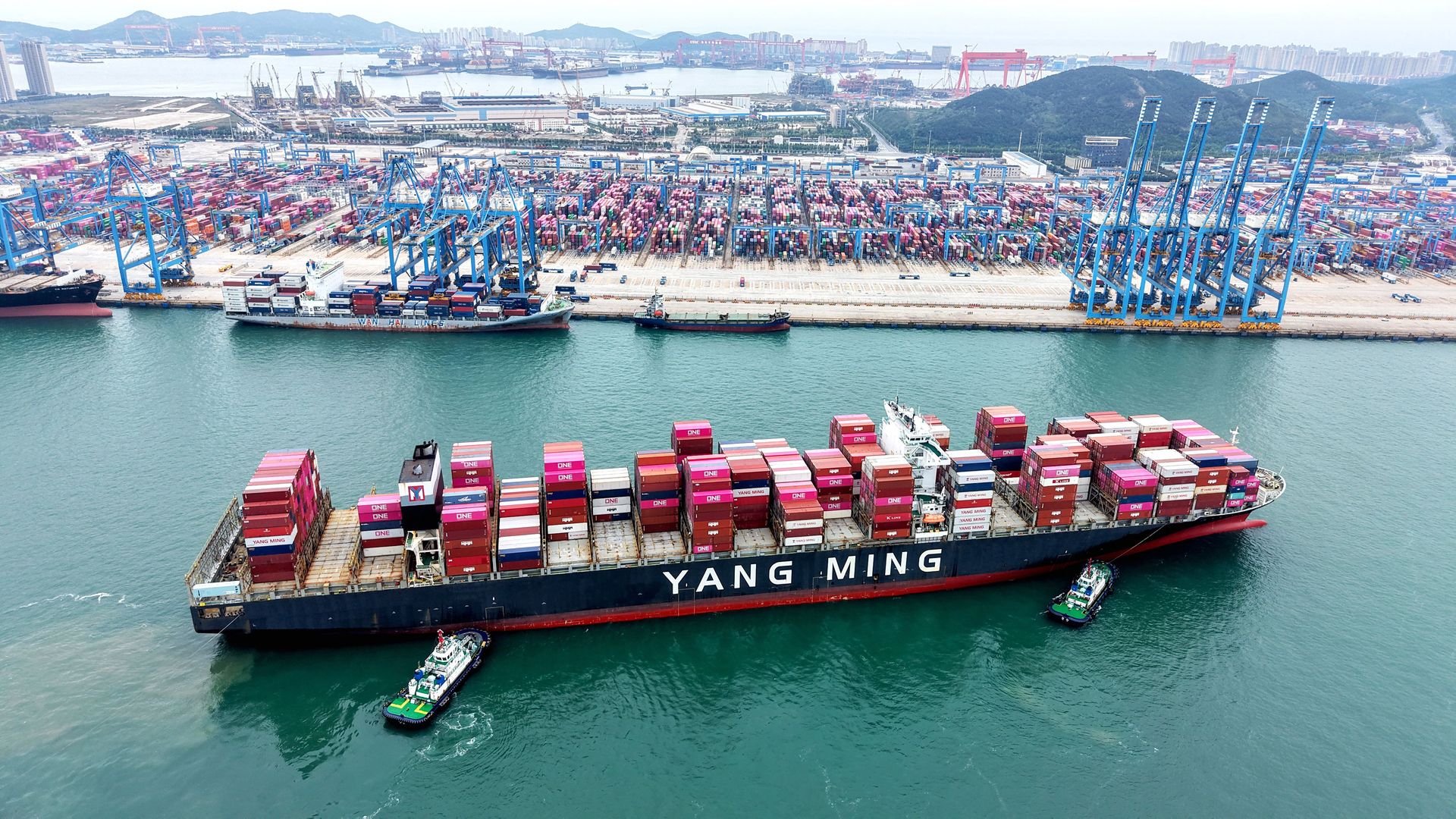 Wojna handlowa na morzu. Chiny i USA zmieniają trasy z powodu ceł