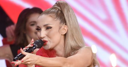 Od tej czerwieni może zakręcić się w głowie. Cleo zachwyciła kreacją w Opolu