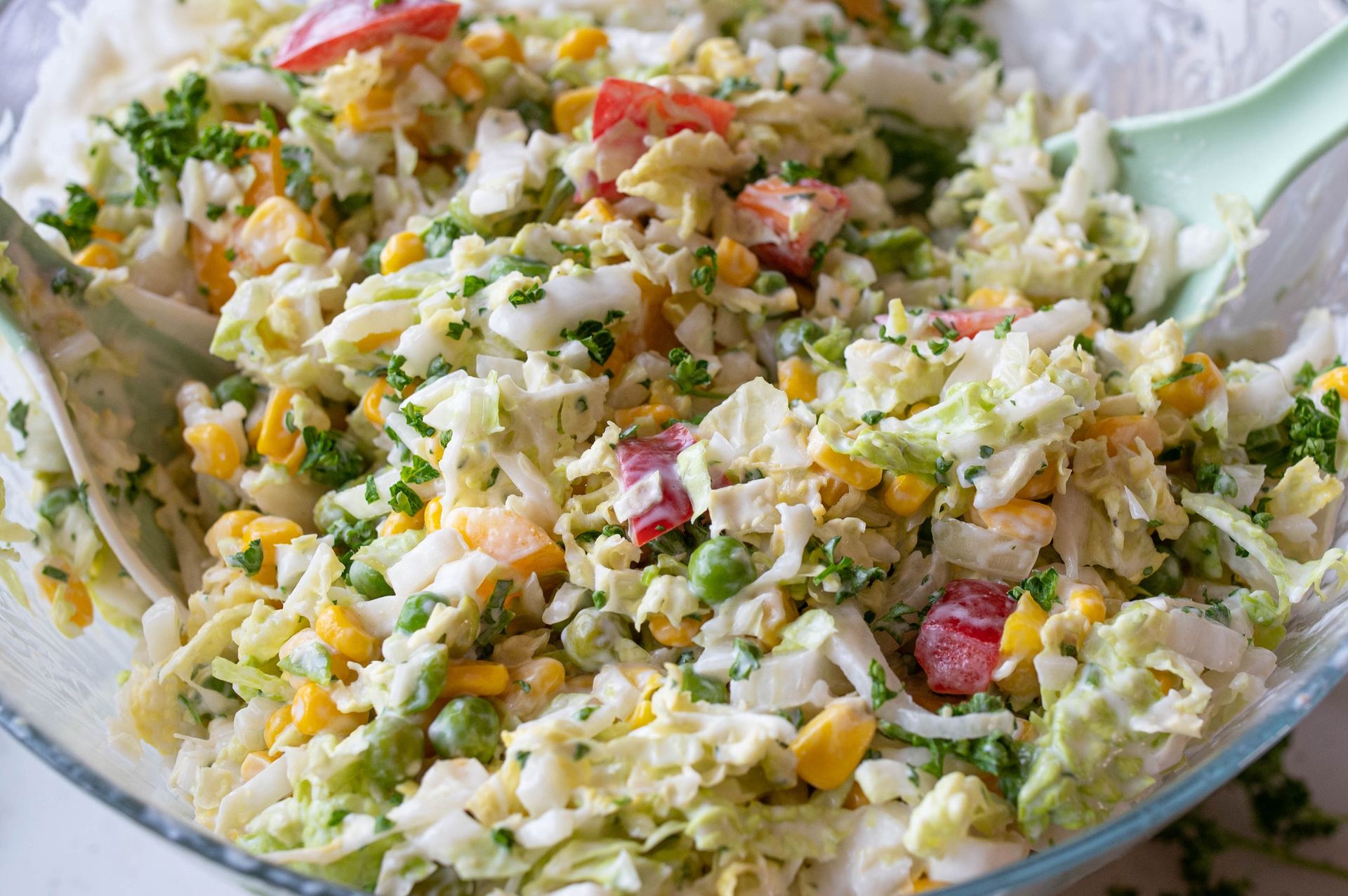 Do surówki z kapusty pekińskiej robię lekki sosik. Znika z talerza szybciej niż mięso