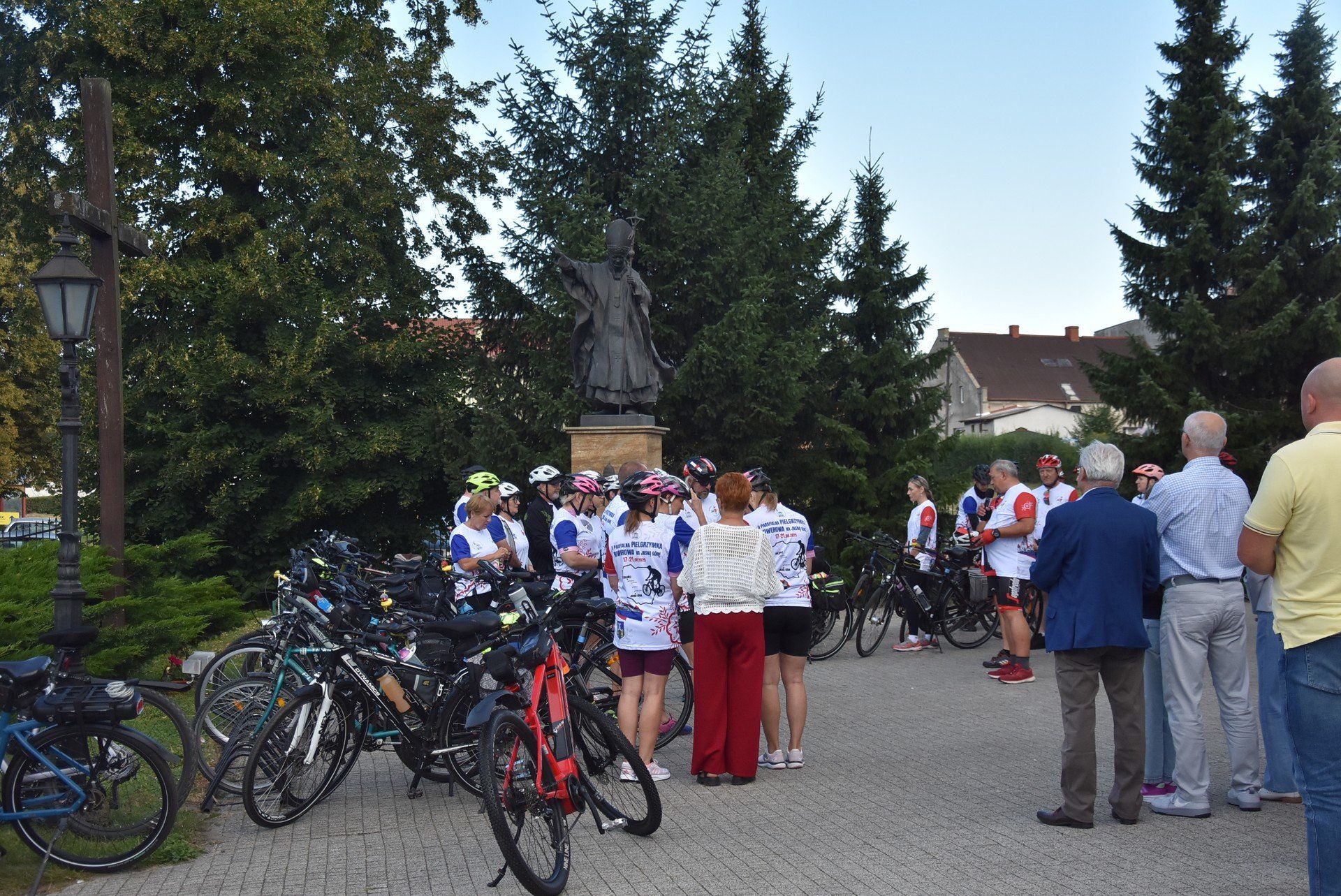 Przed wyruszeniem pielgrzymów uczestnicy porannej mszy świętej odmówili dziesiątkę różańca na zewnątrz kościoła