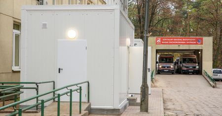 Warszawa. Szpital Bielański: pacjenci w kontenerach