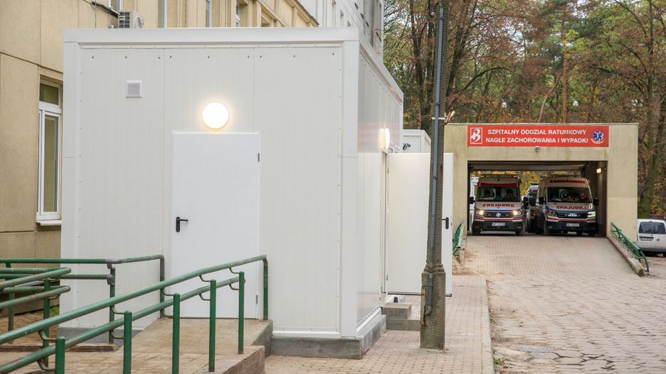 Koronawirus w Warszawie. Przy szpitalu zainstalowano system kontenerów