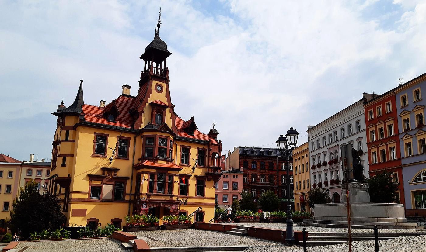 Odnowiony rynek w Nowej Rudzie. Tuż za budynkiem Urzędu Miasta znajduje się Dobra Nowina