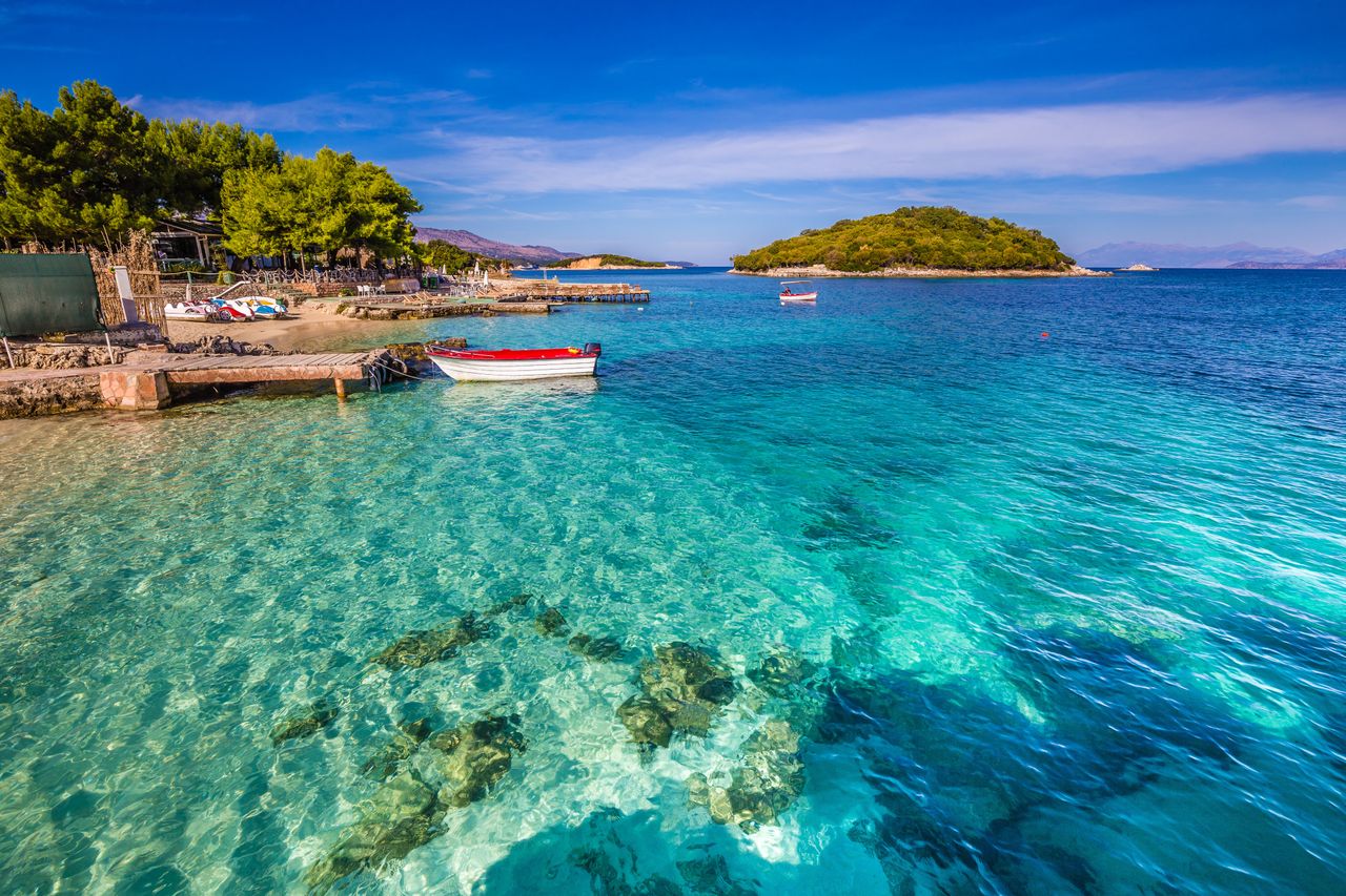 Albania to przede wszystkim kraj nadmorski, nie brakuje więc pięknych plaży, oblewanych turkusową wodą. 