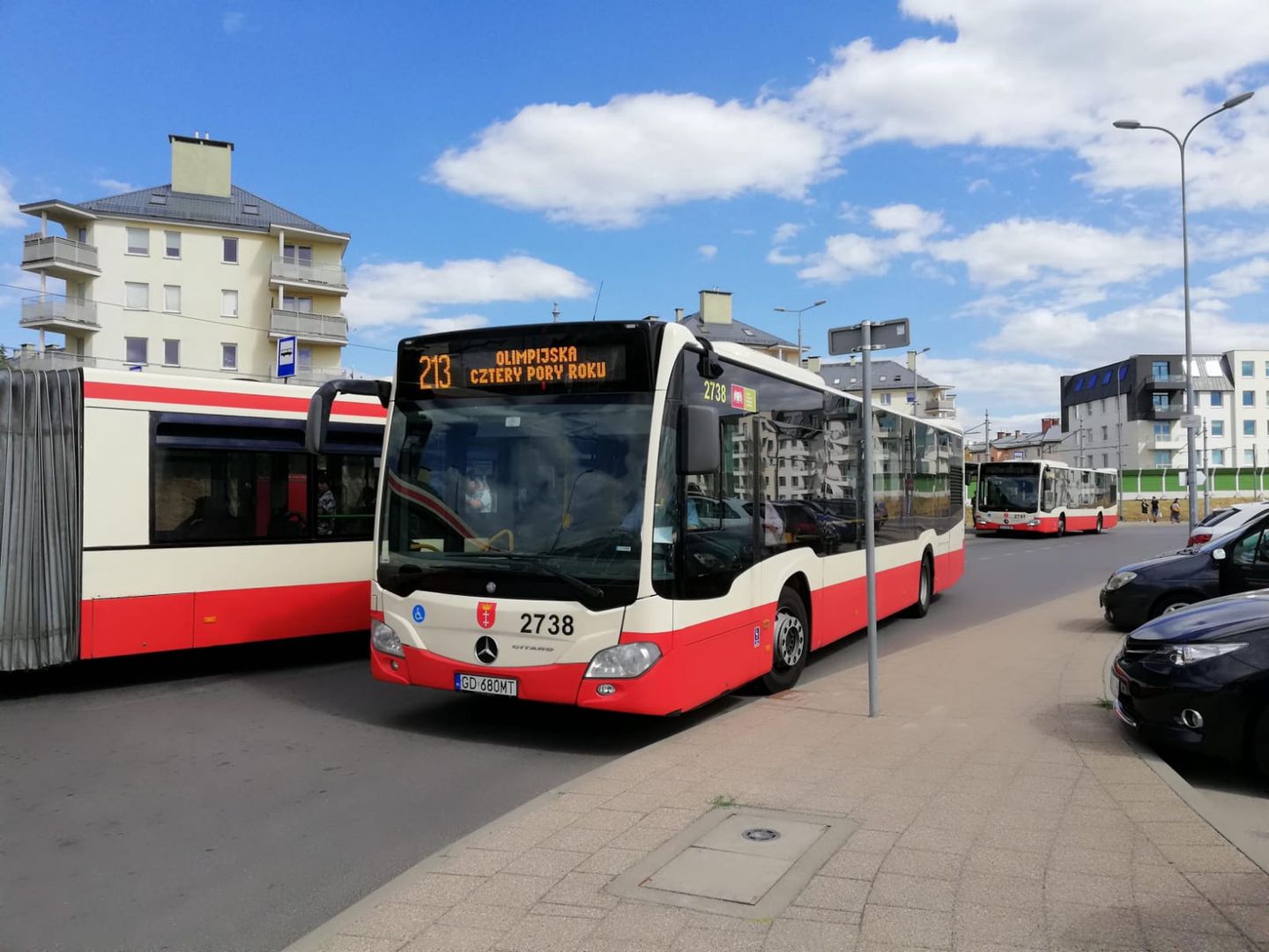Gdańskie autobusy pomalowane są w  charakterystycznych odcieniach bieli i czerwieni