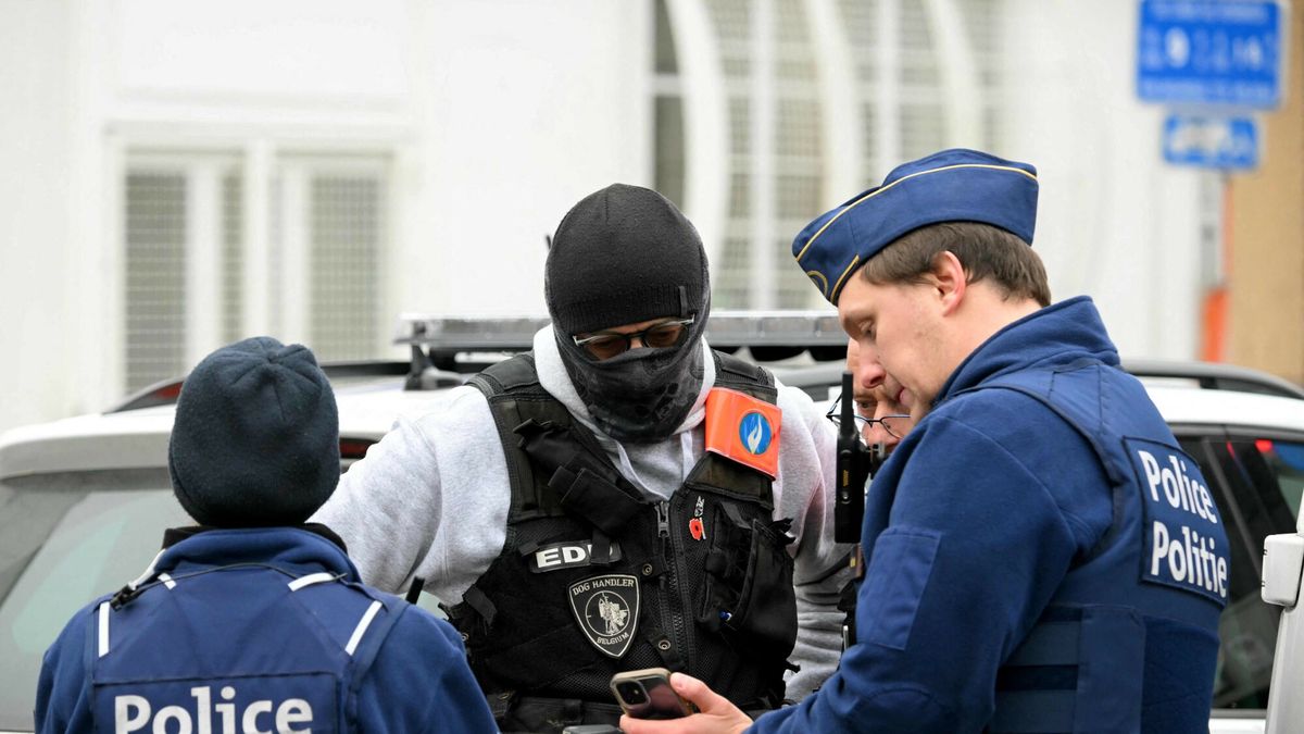 Strza?y w pobli?u stacji metra w Brukseli
Belgium police and a security officer discuss the situation outside the Clemenceau metro station following a shooting, in Brussels on February 5, 2025. Brussels police searched for at least two gunmen on February 5, after shots were fired oustide a metro station, authorities said. A police spokeswoman said shots were heard at around 6.00am (0500 GMT) outside a station close to the city centre. Surveillance footage obtained by broadcaster RTBF showed two masked people carrying automatic rifles outside the metro, with at least one letting off repeated shots. (Photo by NICOLAS TUCAT / AFP)
NICOLAS TUCAT