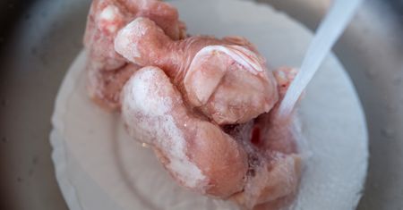 Robisz tak z mięsem przed przygotowaniem? To poważny błąd