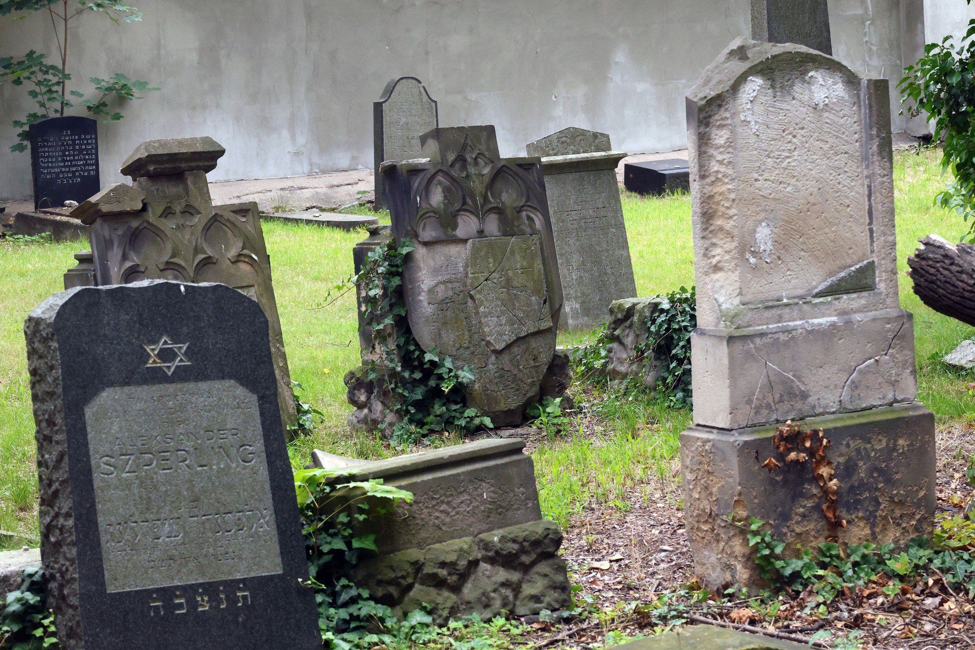Dom Pogrzebowy na cmentarzu żydowskim w Legnicy ma prawie 150 lat. Zobacz zdjęcia