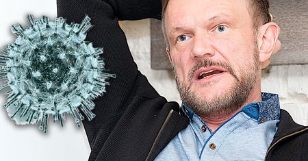 Fatalna pomyłka. Chodzi o szczepienie Cezarego Pazury na COVID-19