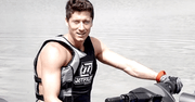 Robert Lewandowski ryczy na motorówce wodnej. Do tego samego nominował Wojciecha Szczęsnego, Marcina Gortata i... [WIDEO]