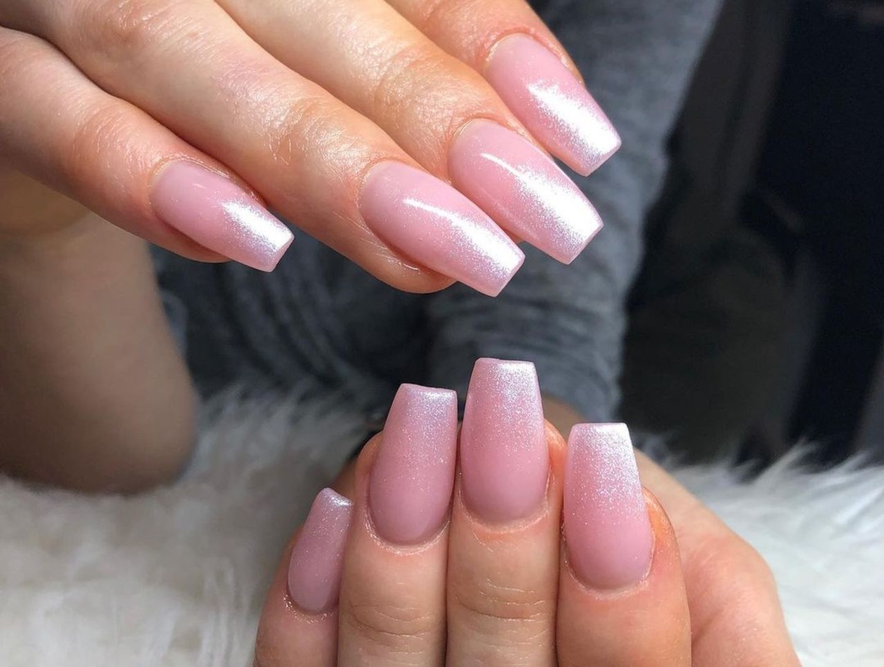Frosted nails: the chic winter trend to kick off 2024 at your nail salon